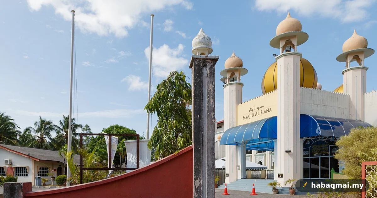 Masjid Al-Hana: Kubah Emas Yang Jadi Mercu Tanda Pekan Kuah