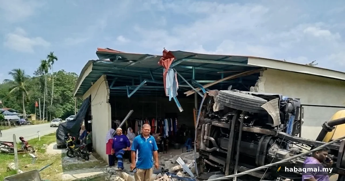 Anak nak muntah, dua beranak selamat lori rempuh rumah kat Sik