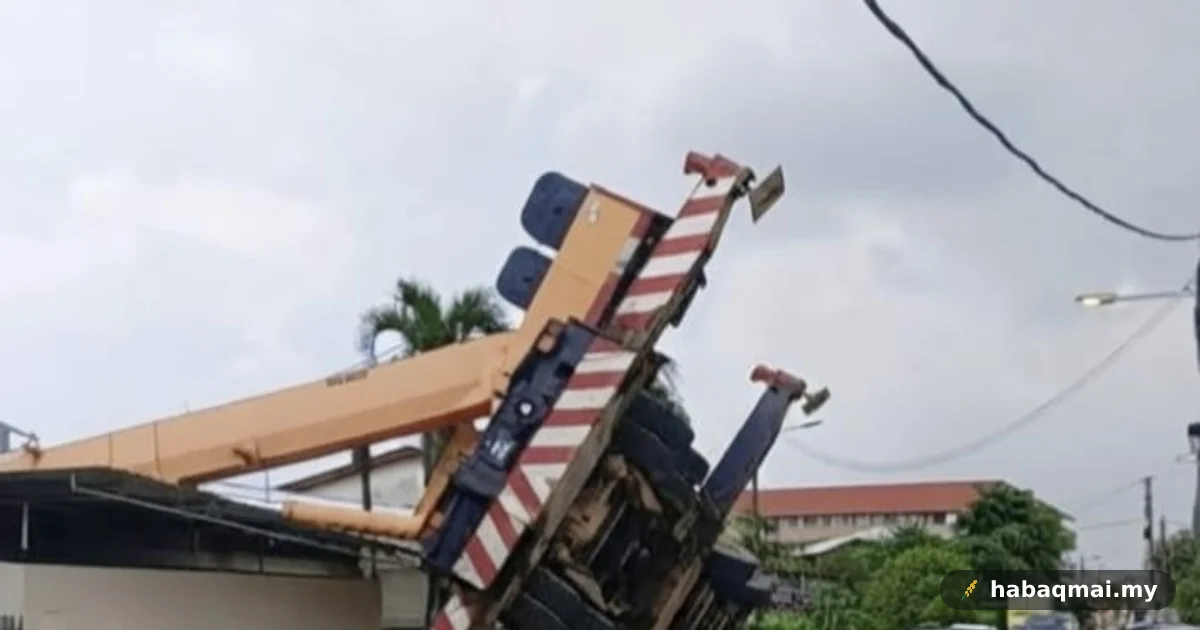 Lelaki 84 Tahun Cedera, Kren Terbalik Hempap Asrama Warga Emas